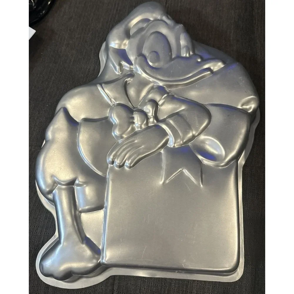 Wilton Disney Donald Duck with a present cake‎ pan / 502-7245
